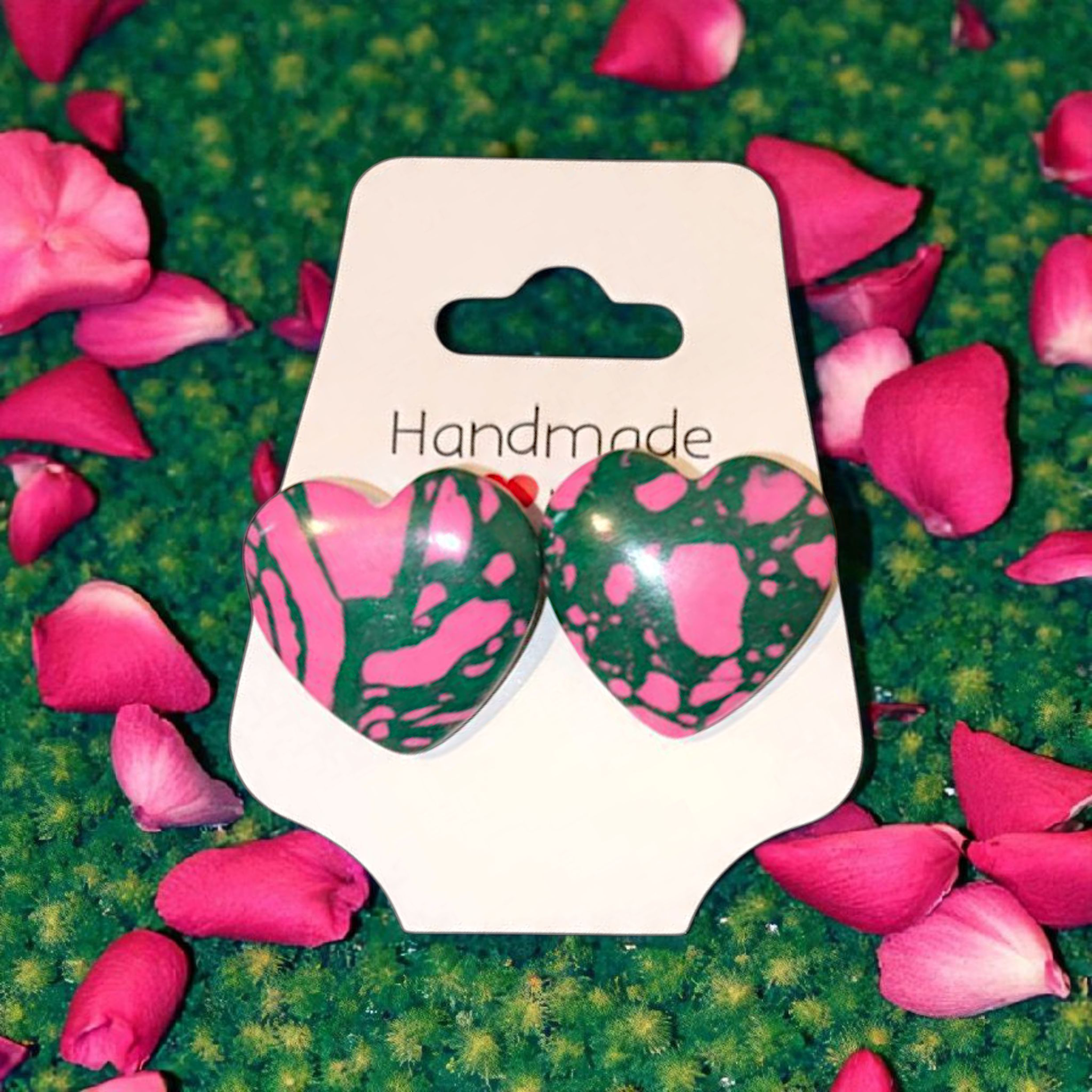 Handgemachte Herz-Ohrringe in Rosa & Smaragdgrün – Femininer Boho-Schmuck mit natürlicher Frische