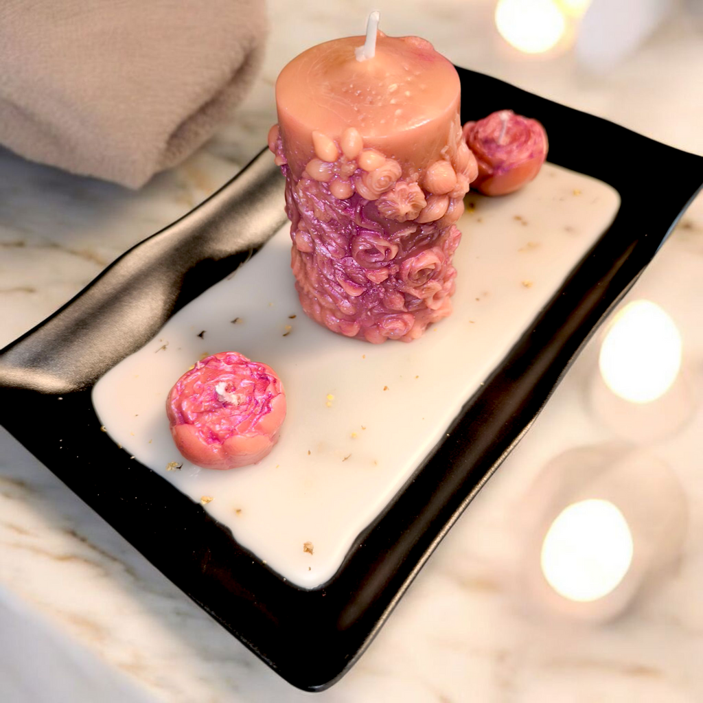 „Blütentraum“ – Duftkerze in hitzebeständiger Schale mit Rosen- & Blütendekor, rosa-lila Farben