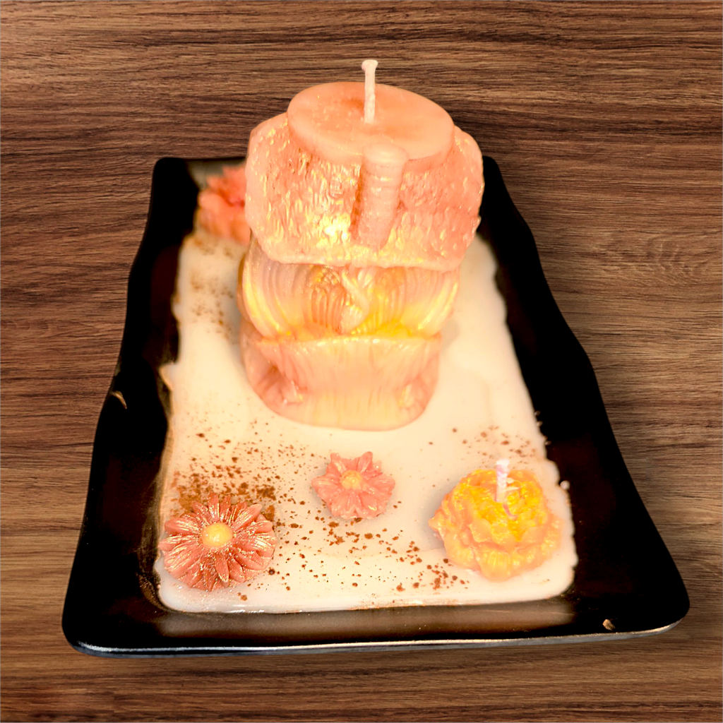 „Gemütliches Zuhause“ – Duftkerzen in hitzebeständiger Schale mit Haus- und Blumenform, Holz- & Zimtduft