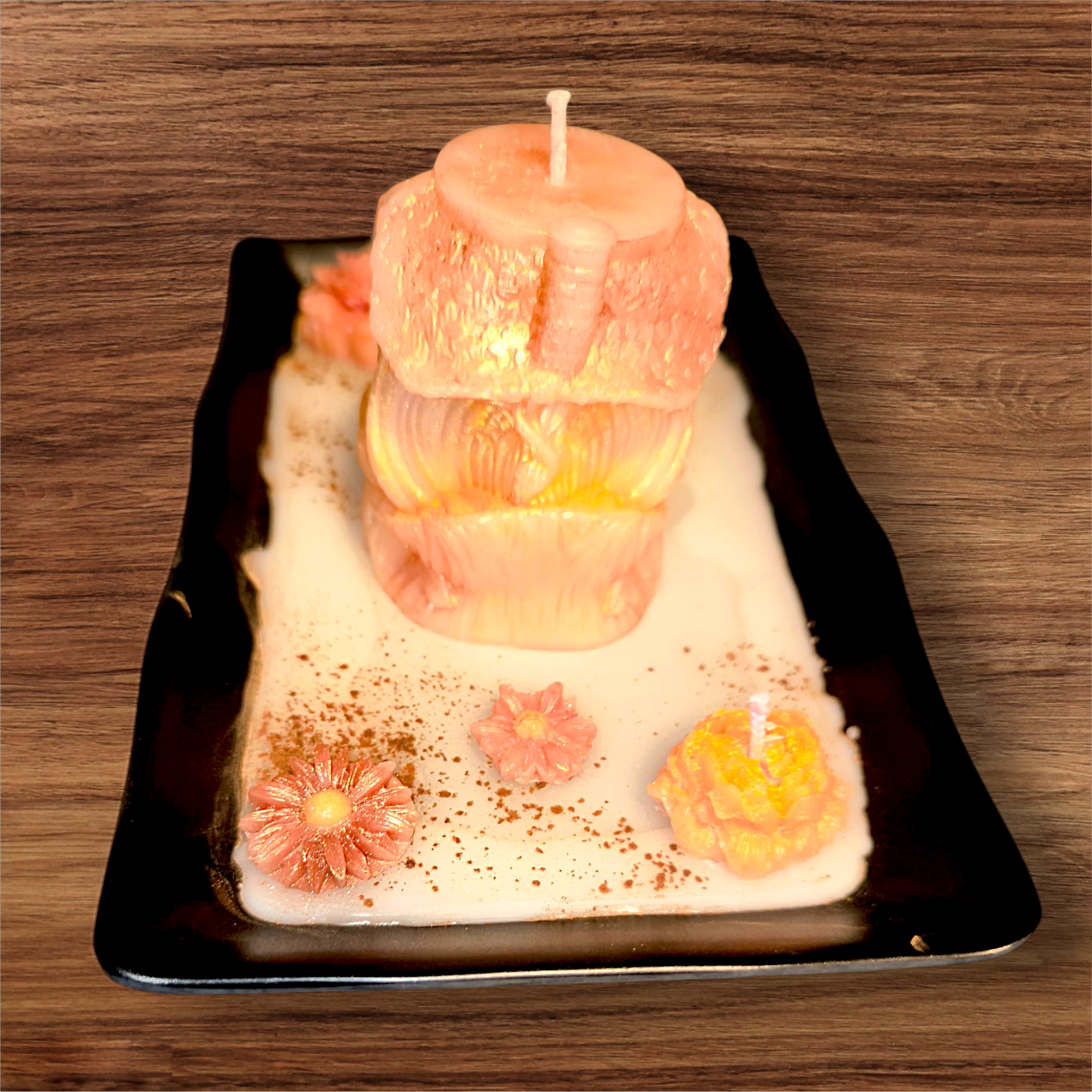 „Gemütliches Zuhause“ – Duftkerzen in hitzebeständiger Schale mit Haus- und Blumenform, Holz- & Zimtduft