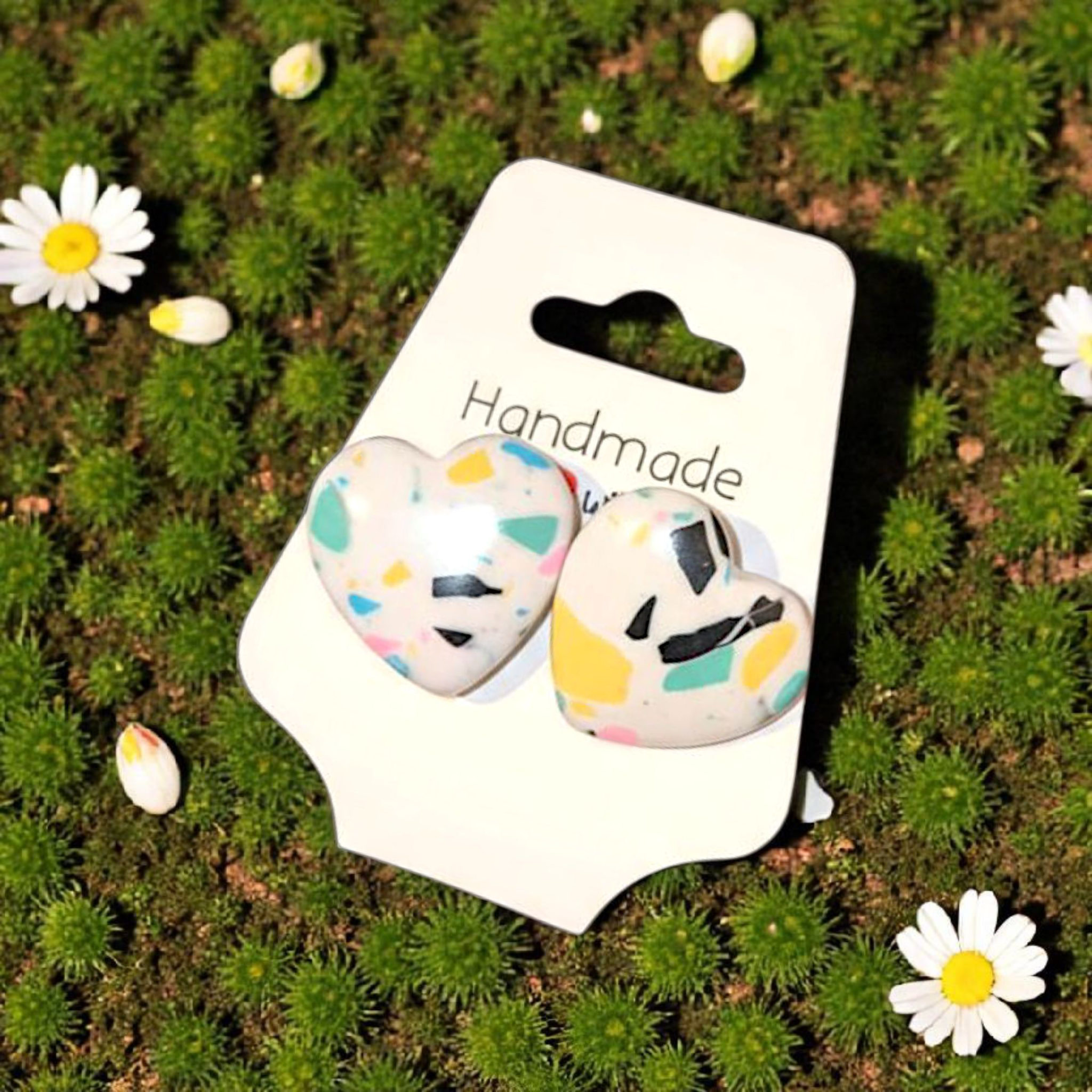 Handgemachte Herz-Ohrringe mit Mosaik-Design – Weiß mit Schwarz, Rosa, Grün & Gelb