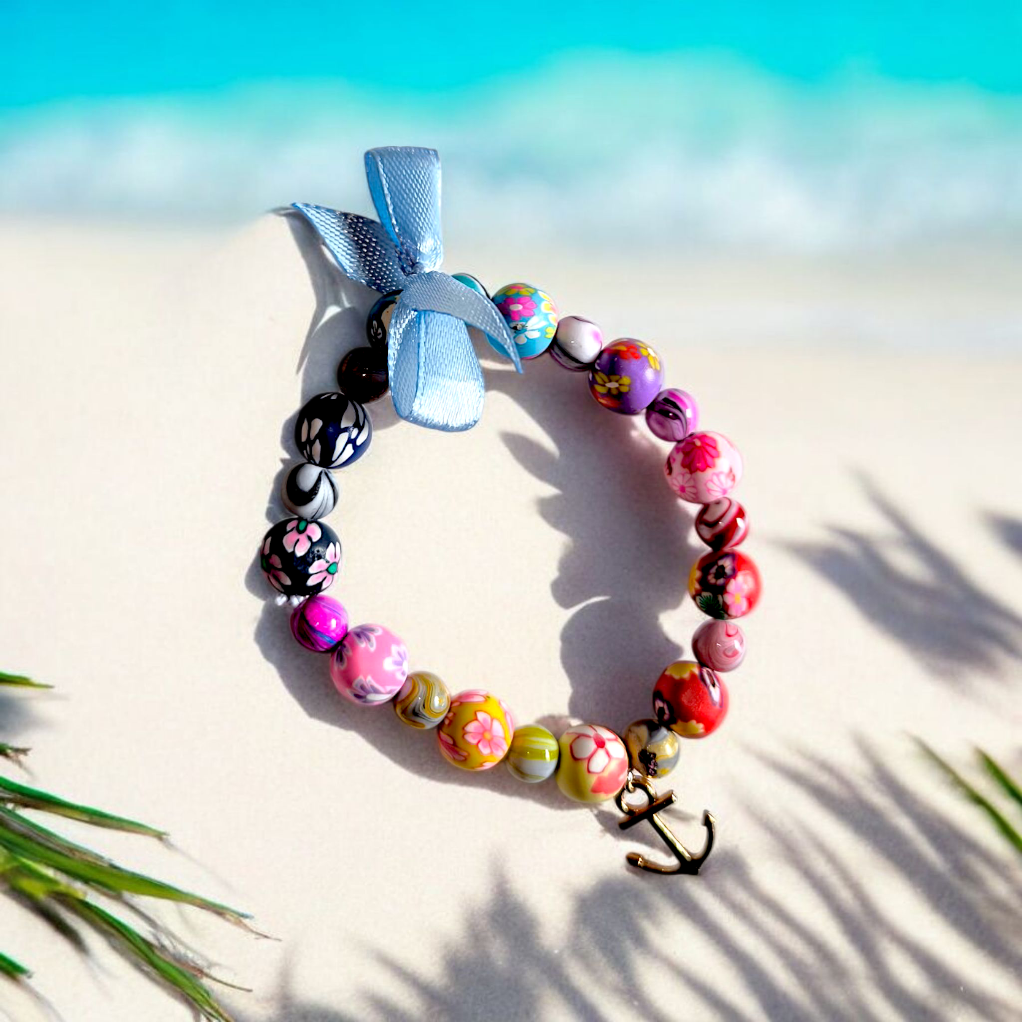 Sommerarmband „Anker & Blumen“ – Bunte Perlen mit Schleife und maritimer Anhänger