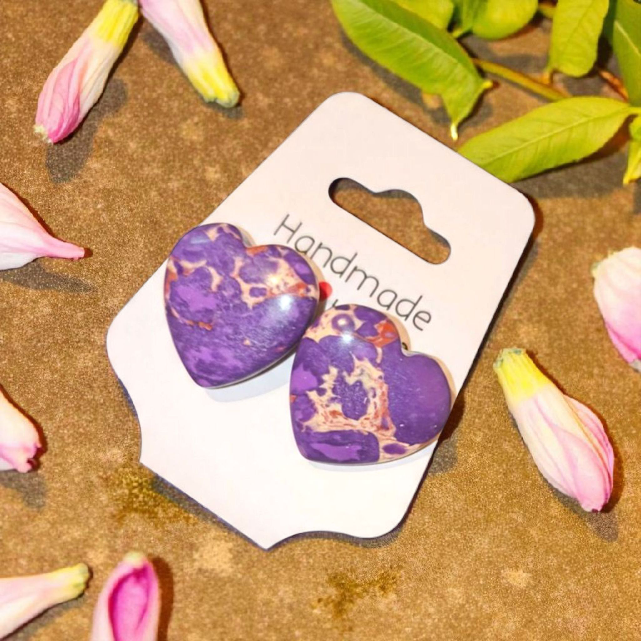 Handgemachte Herz-Ohrringe in Violett mit Sandlinien – Eleganter Boho-Schmuck mit natürlicher Harmonie