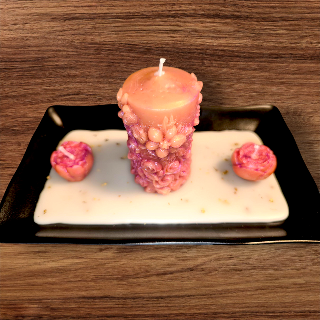 „Blütentraum“ – Duftkerze in hitzebeständiger Schale mit Rosen- & Blütendekor, rosa-lila Farben