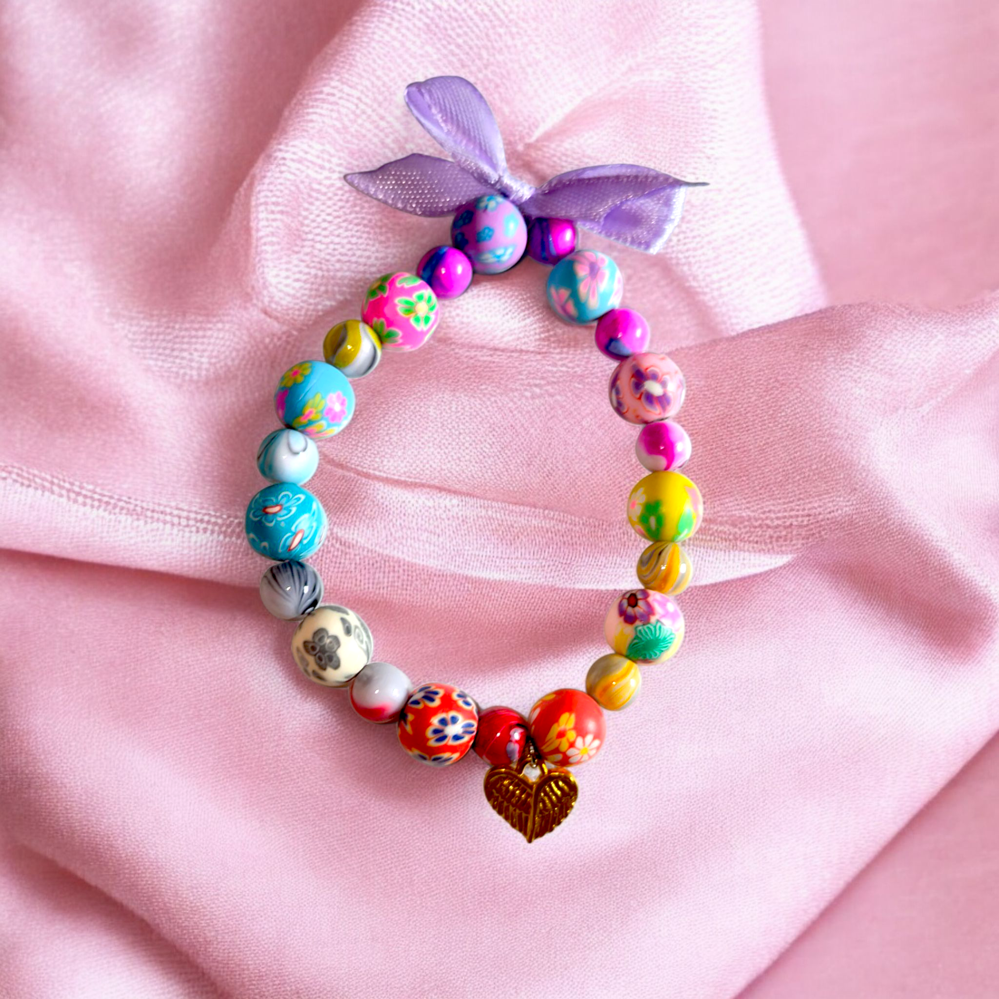 Romantisches Armband „Blütenherz“ – Bunte Perlen mit Schleife & goldenem Herzanhänger