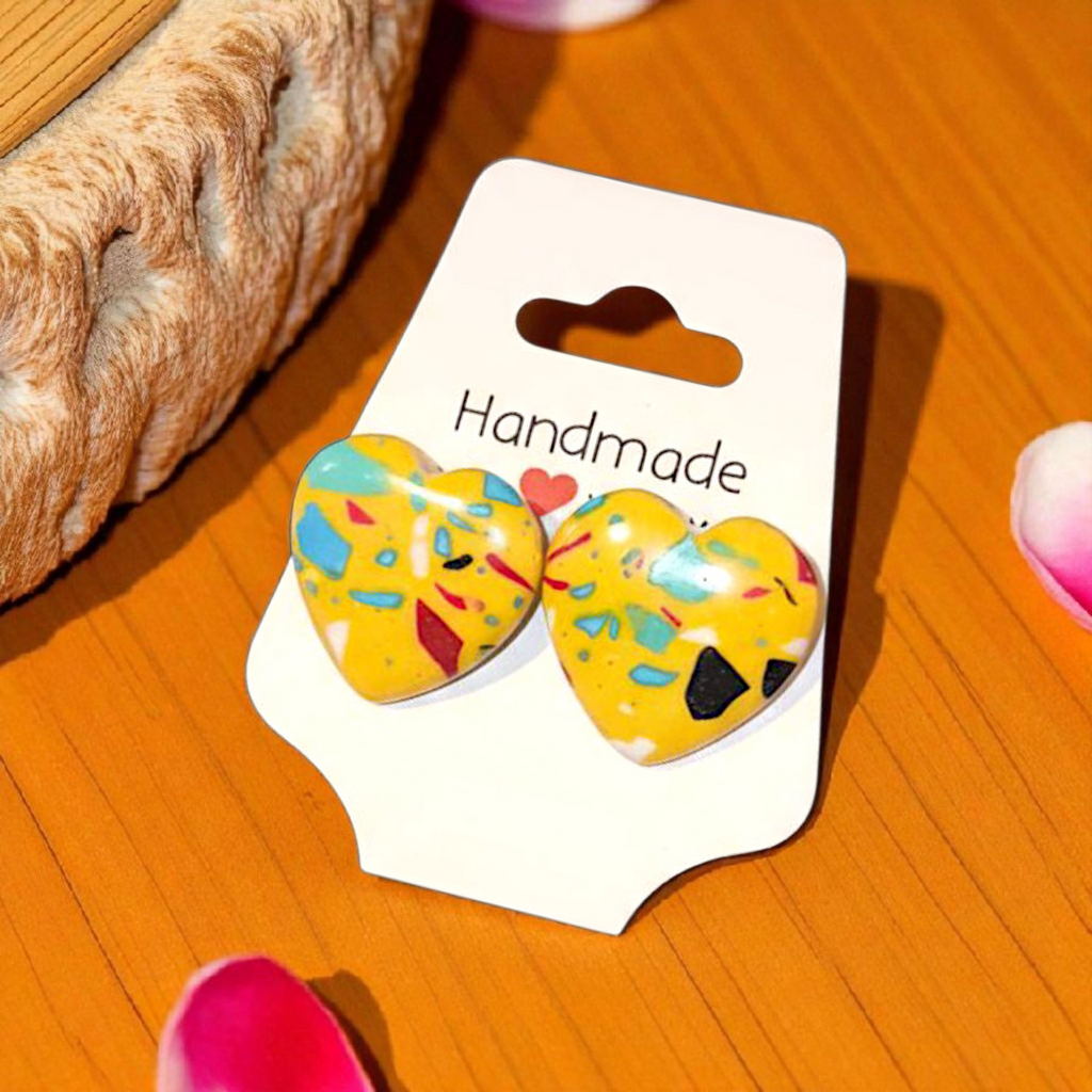 Handgemachte Herz-Ohrringe mit Mosaik-Design in Gelb, Hellblau, Mint, Schwarz & Rot – farbenfroher Boho-Schmuck voller Lebensfreude