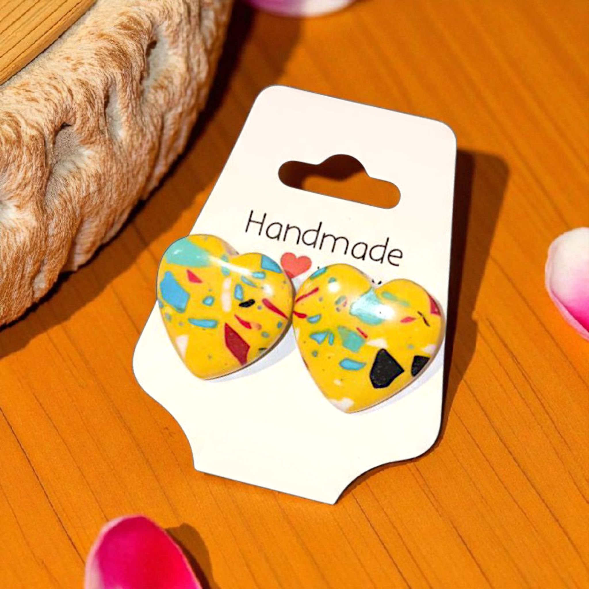 Handgemachte Herz-Ohrringe mit Mosaik-Design in Gelb, Hellblau, Mint, Schwarz & Rot – farbenfroher Boho-Schmuck voller Lebensfreude