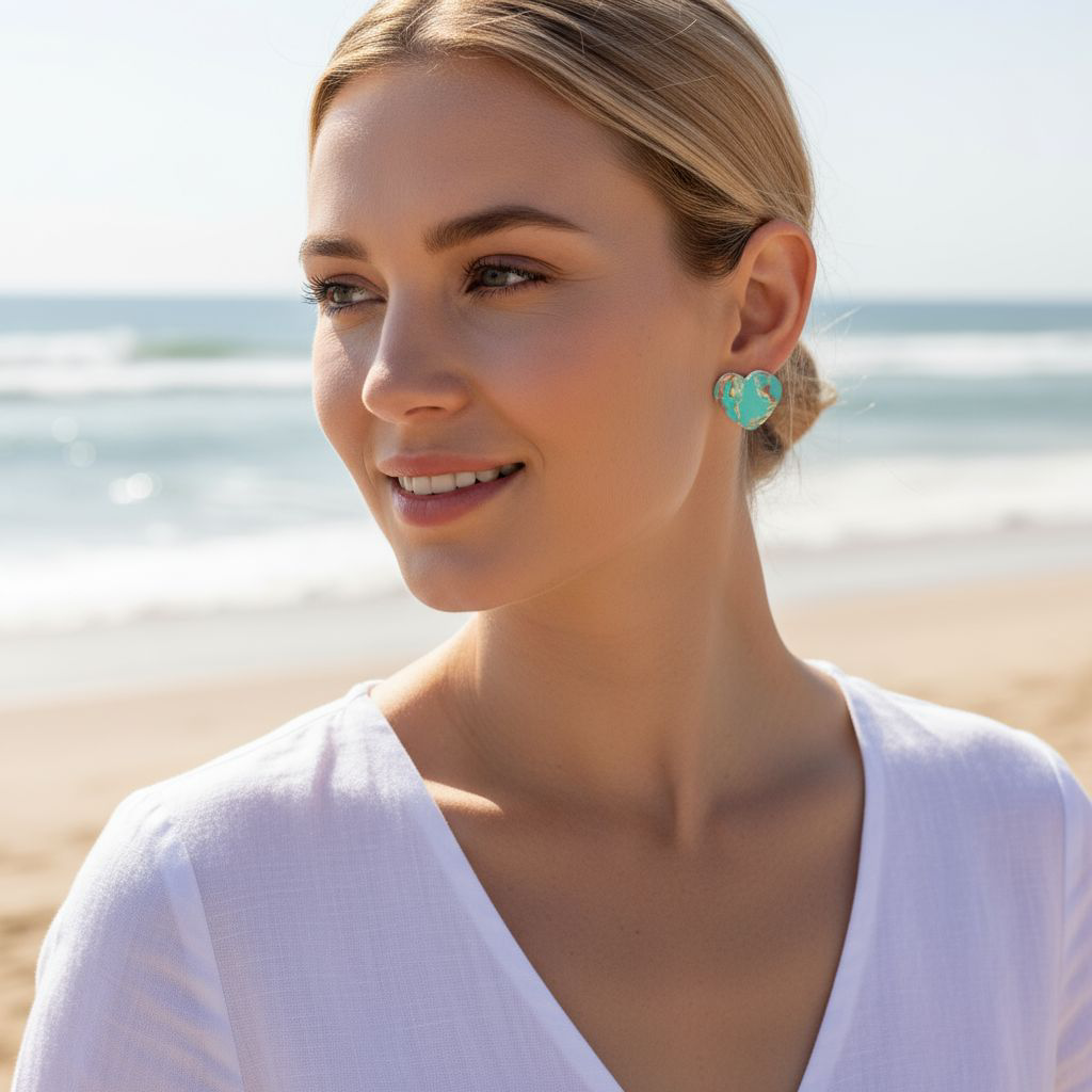 Handgemachte Herz-Ohrringe in Meeresblau & Türkis – Sommerlicher Boho-Schmuck mit Sand-Design