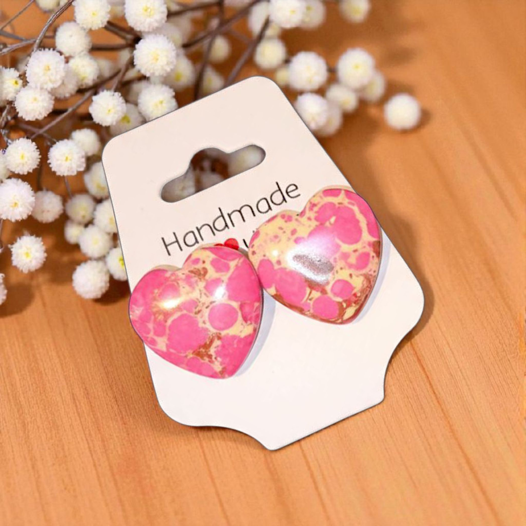 Handgemachte Herz-Ohrringe in Rosa mit goldgelben Linien – Zarter Boho-Schmuck mit edlem Glanz