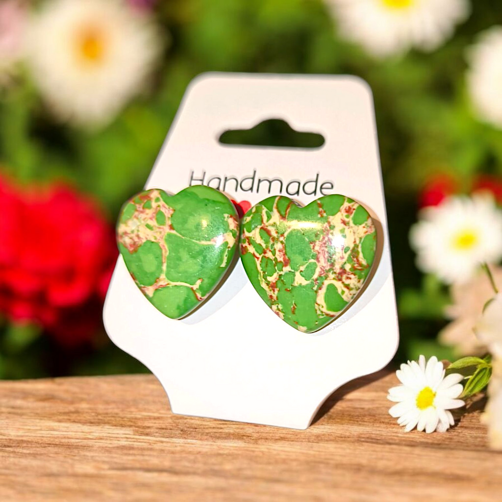 Handgemachte Herz-Ohrringe im grünen Naturstein-Look – Stilvoller Boho-Schmuck