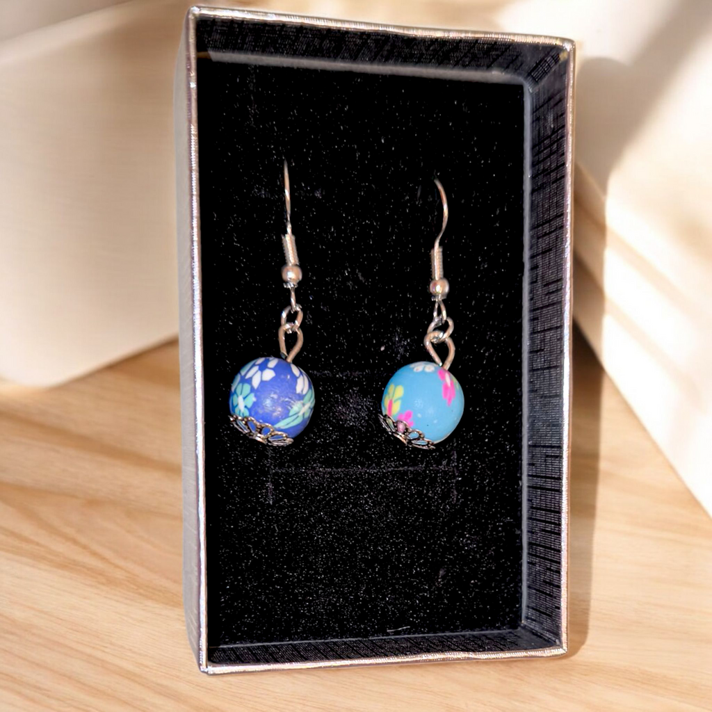 Handgemachte Kugel-Ohrringe in Blau mit Blumenmuster – Verspielter Boho-Schmuck voller Leichtigkeit