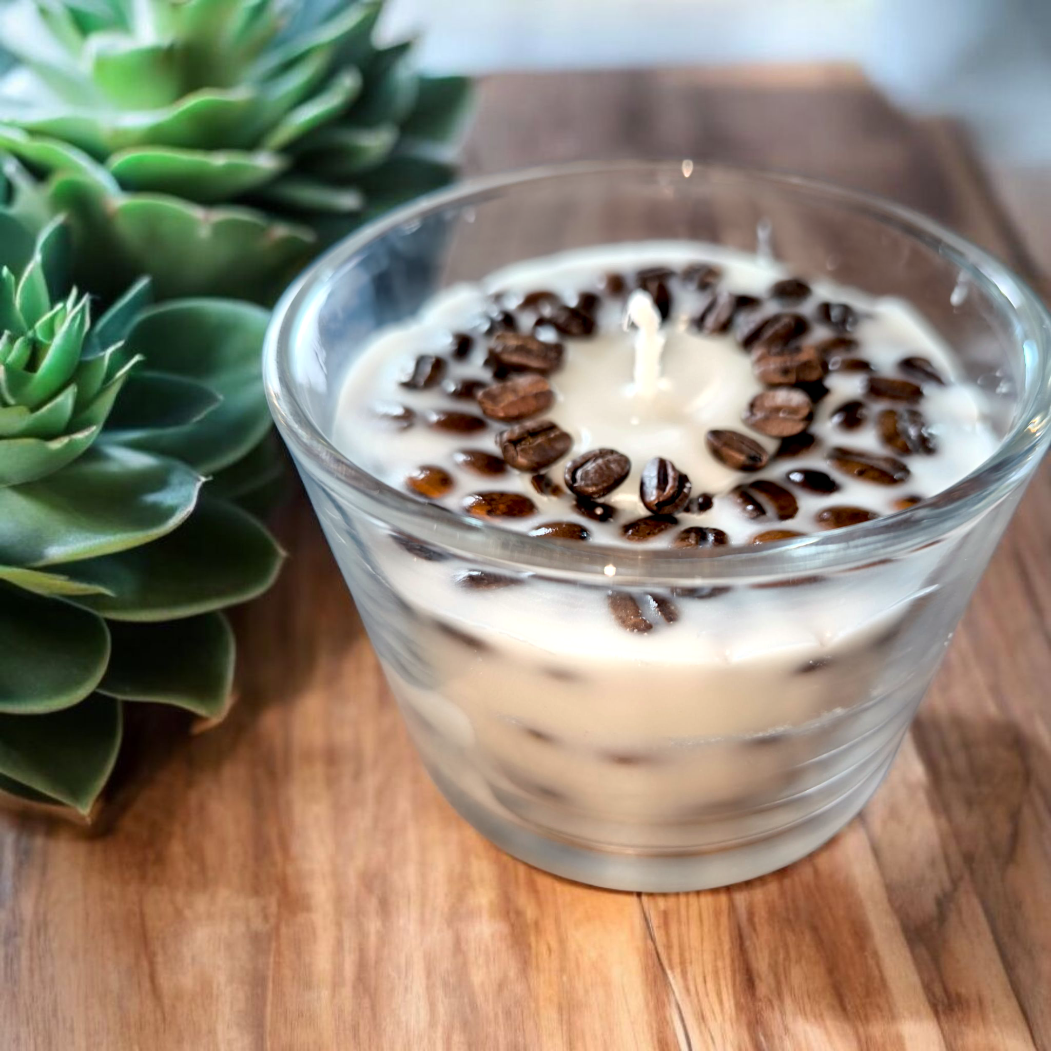 Duftkerze im Glas mit ganzen Kaffeebohnen & ätherischem Kaffeeöl – Handgegossen, natürlicher Duft & gemütliche Atmosphäre