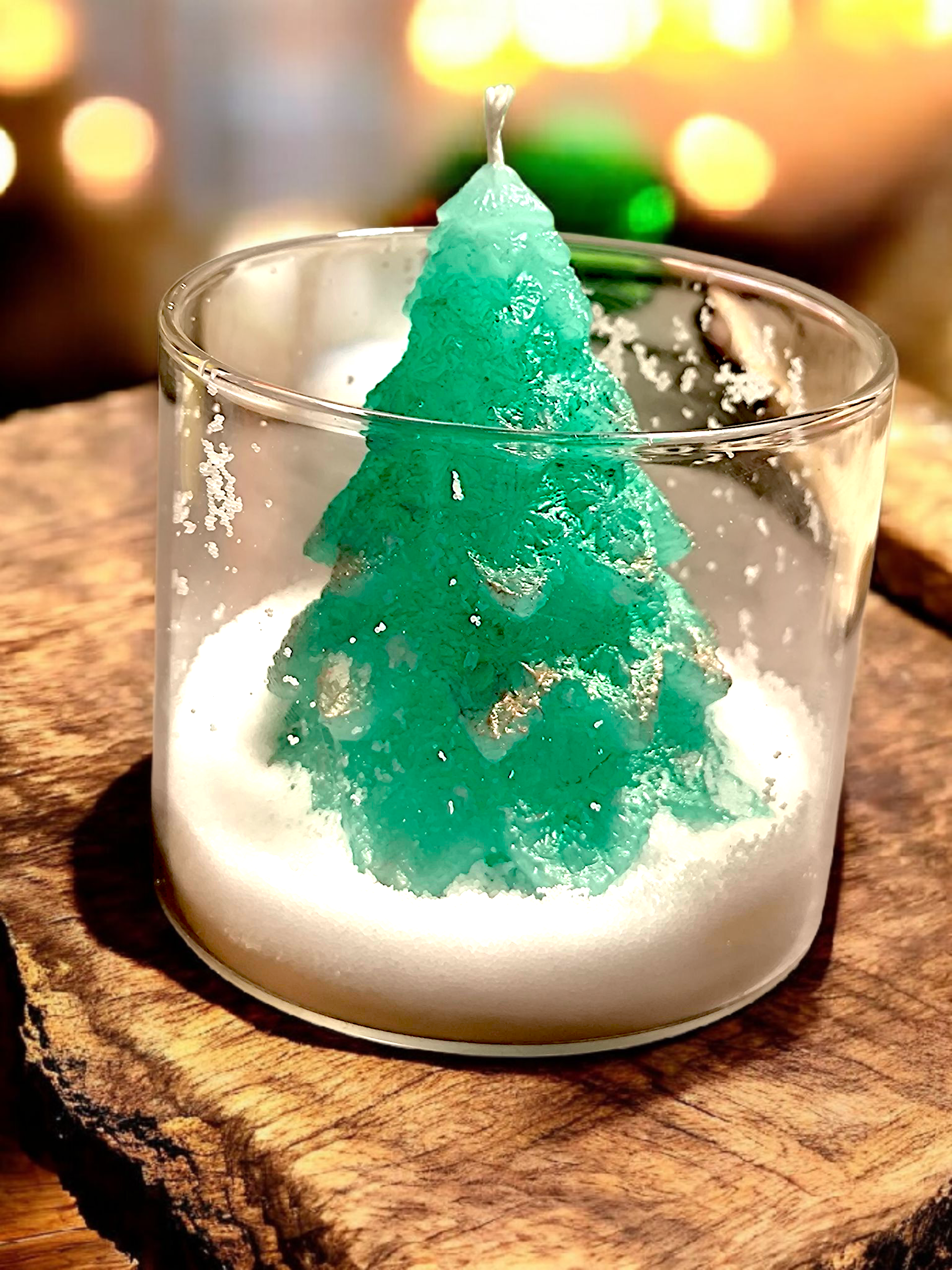 Handgemachte Weihnachtskerze mit Tannenbaum im Schnee – Winterdeko mit Duft nach Baumwolle & Weihnachtskranz