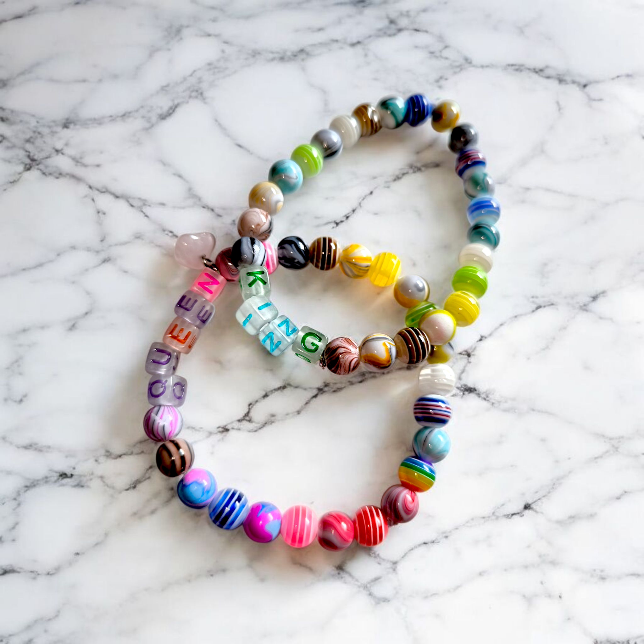 Partnerarmbänder „King & Queen“ – Liebe & Harmonie mit Rosenquarz und bunten Perlen