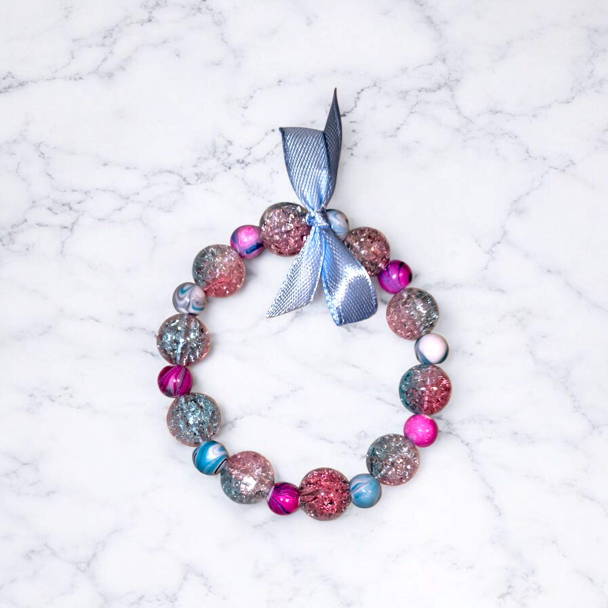 Sommerarmband „Meeresbrise“ – Bunte Perlen in Blau & Lila-Rosa mit Schleife