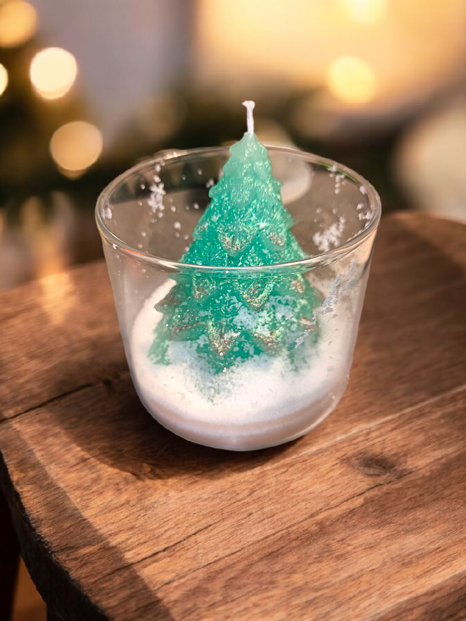 Handgemachte Weihnachtskerze mit Tannenbaum im Schnee – Winterdeko mit Duft nach Baumwolle & Weihnachtskranz