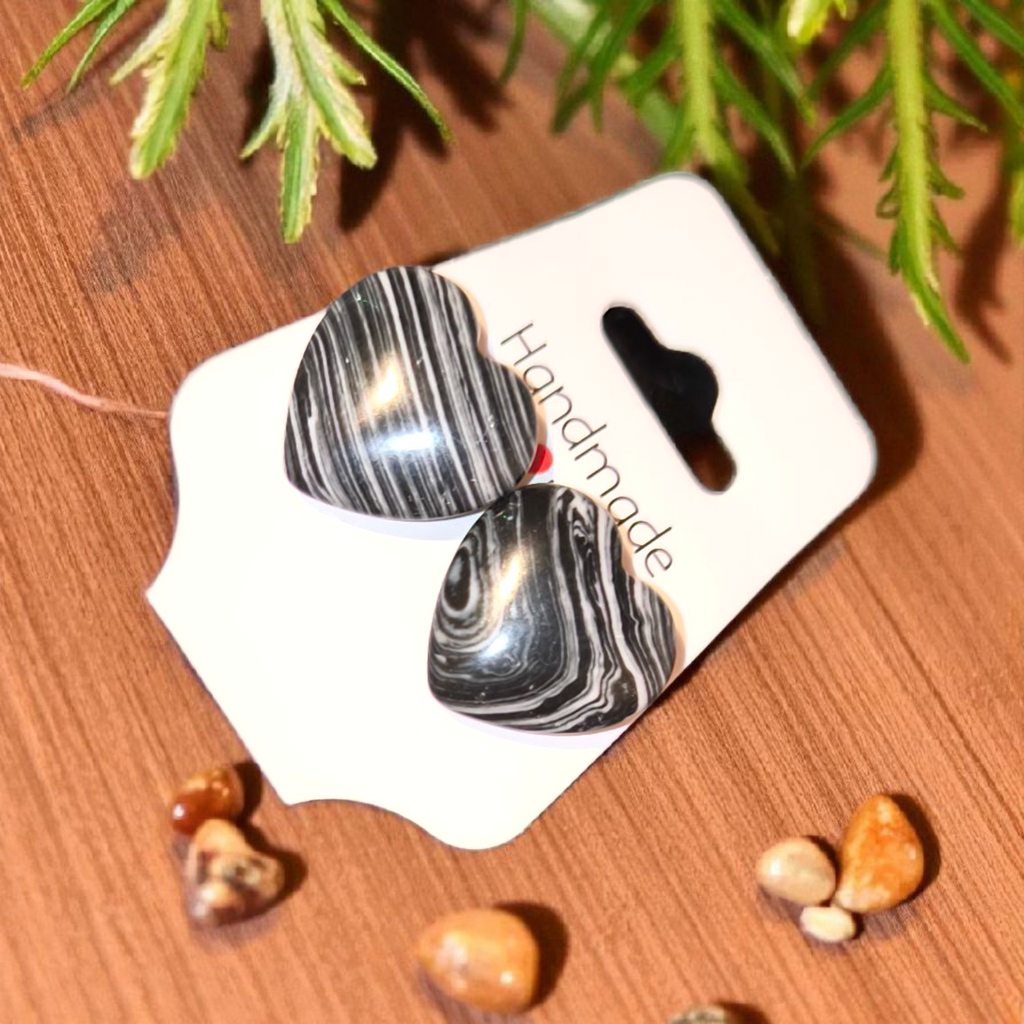 Handgemachte Herz-Ohrringe in Schwarz-Weiß – Zeitloser Boho-Schmuck mit Eleganz
