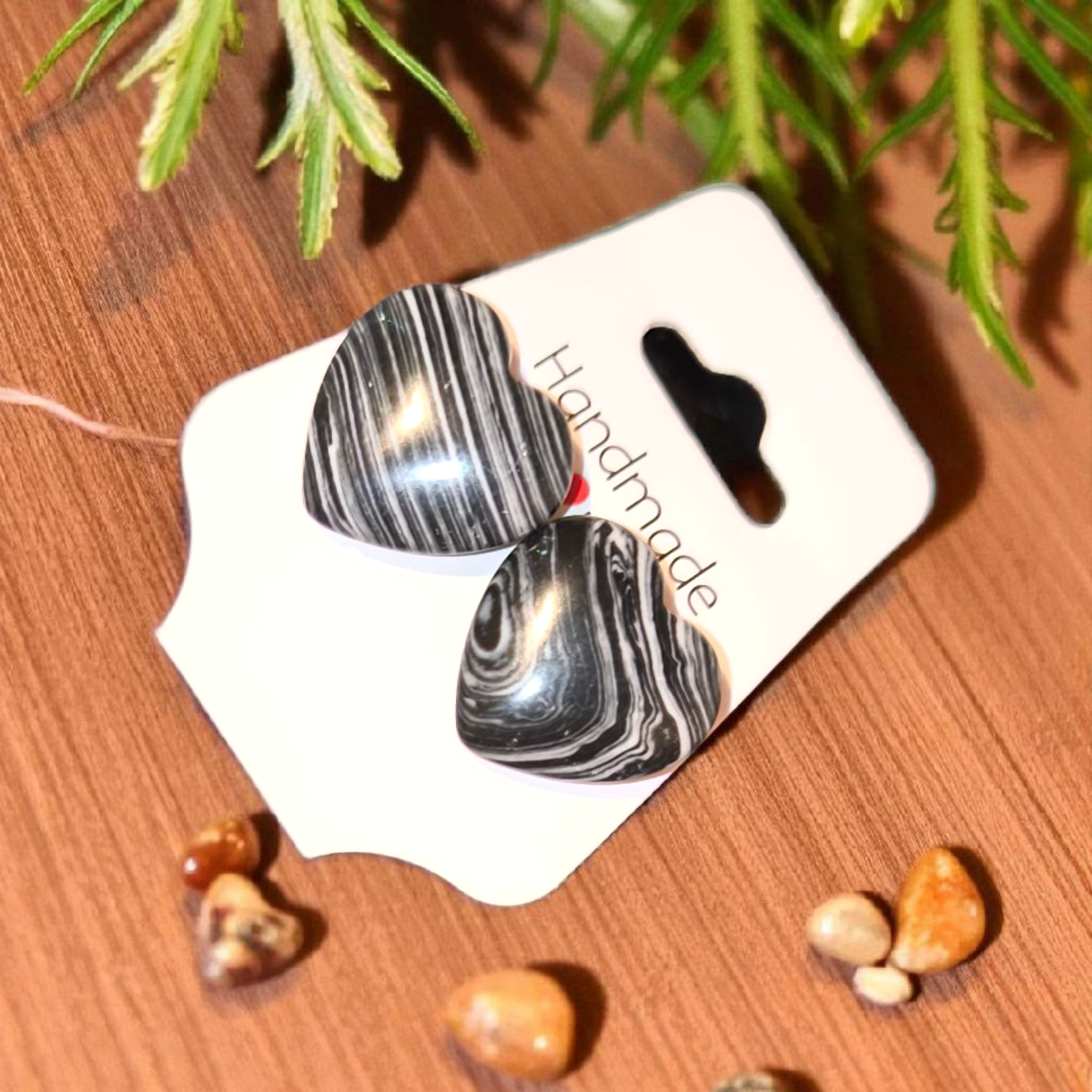 Handgemachte Herz-Ohrringe in Schwarz-Weiß – Zeitloser Boho-Schmuck mit Eleganz