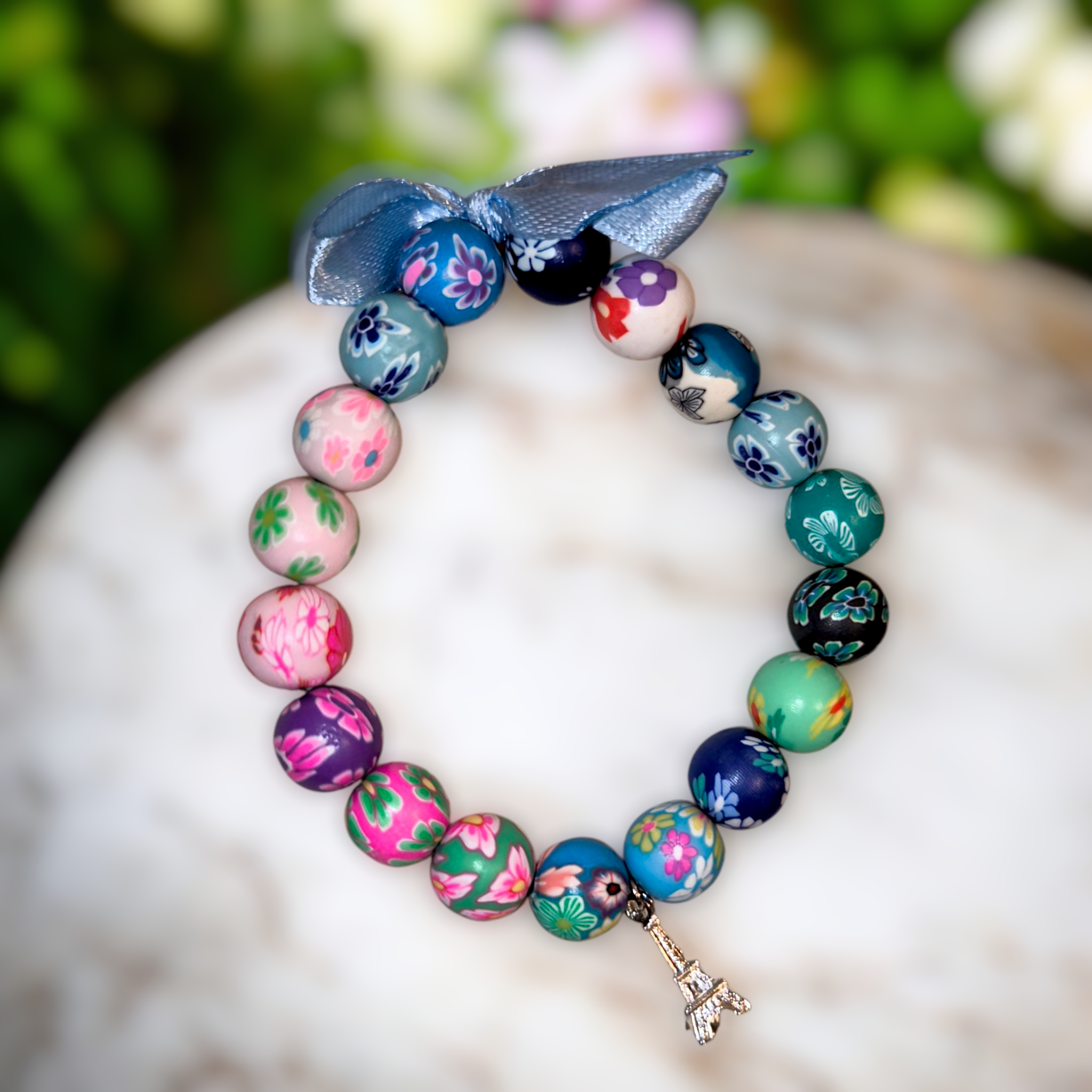 Bunte Perlenarmband mit Eiffel-Turm Anhänger – Handgefertigtes Armband