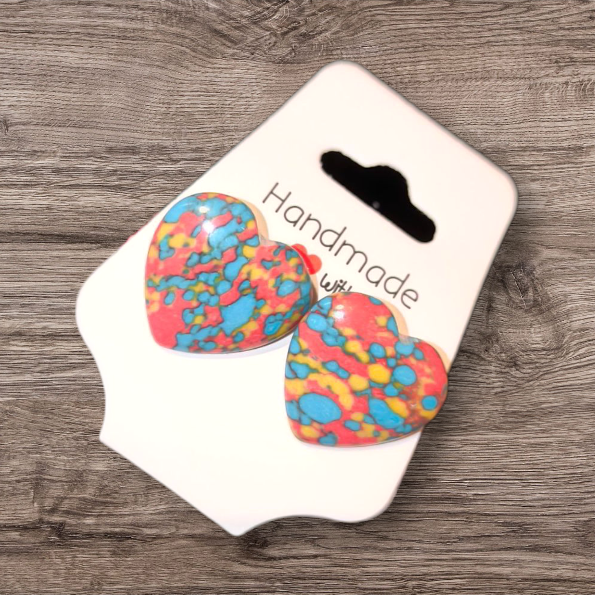 Handgemachte bunte Herz-Ohrringe – Fröhlicher Boho-Schmuck mit Künstler-Charme