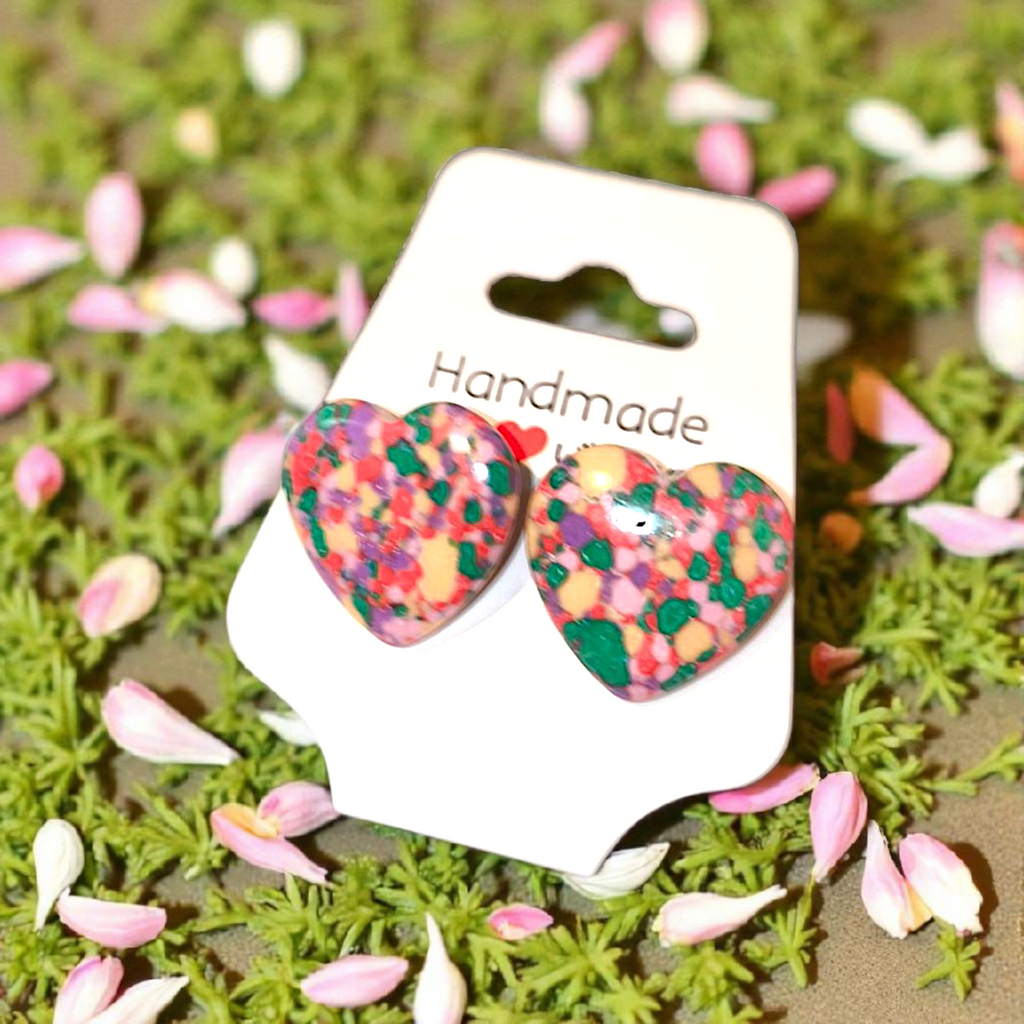 Handgemachte bunte Herz-Ohrringe – Fröhlicher Boho-Schmuck mit Künstler-Charme
