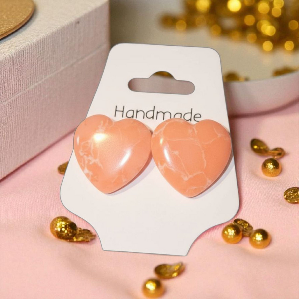 Handgemachte Herz-Ohrringe in zartem Apricot – Eleganter Nude-Look für jeden Anlass
