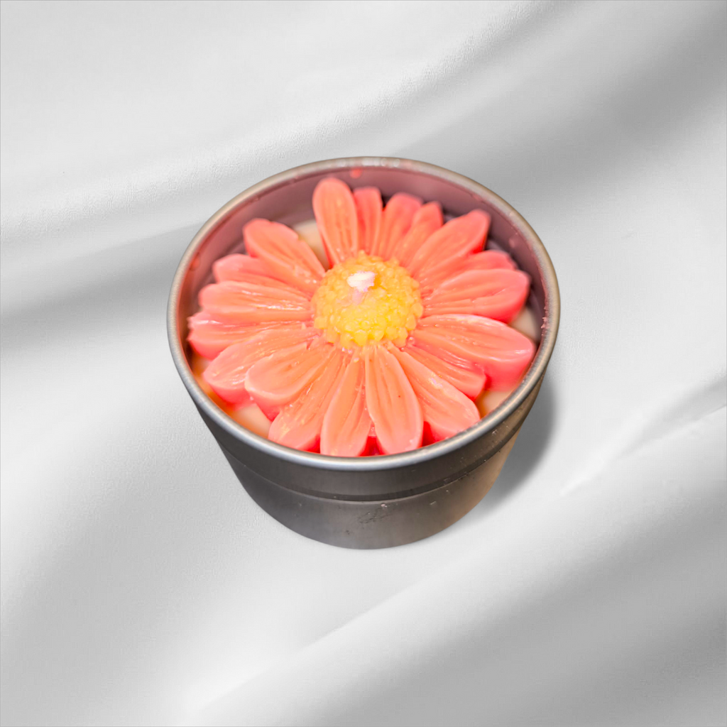 Handgemachte Kerze in Metallbox – Blumig-fruchtiger Sommerduft, dekoratives Blumen-Design