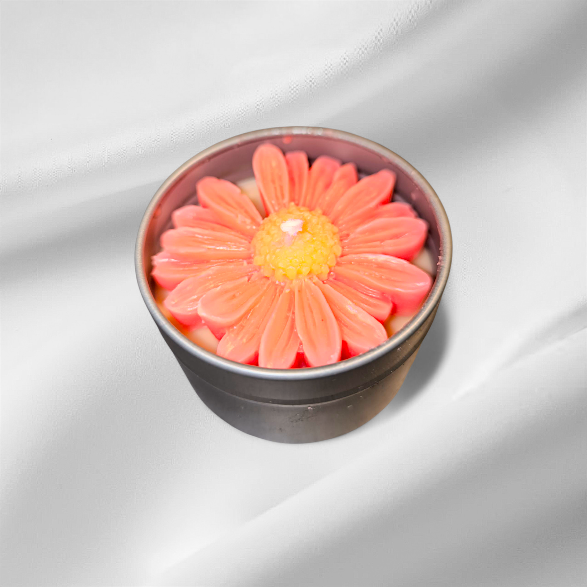 Handgemachte Kerze in Metallbox – Blumig-fruchtiger Sommerduft, dekoratives Blumen-Design