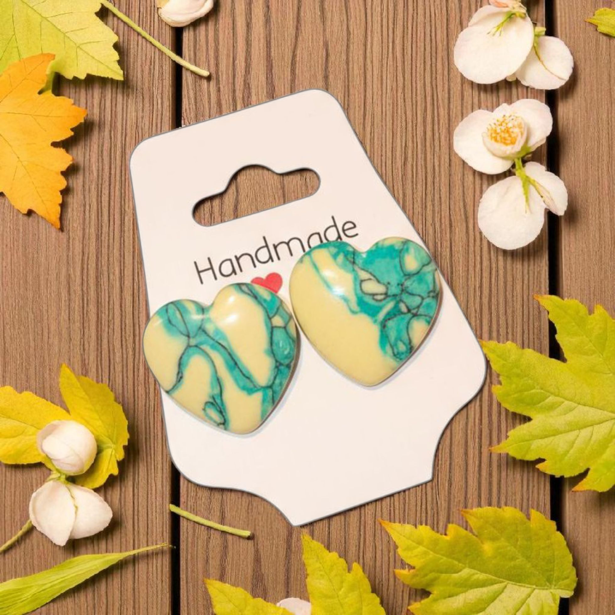 Handgemachte Herz-Ohrringe in Banana & Emerald – Natürlich eleganter Boho-Schmuck