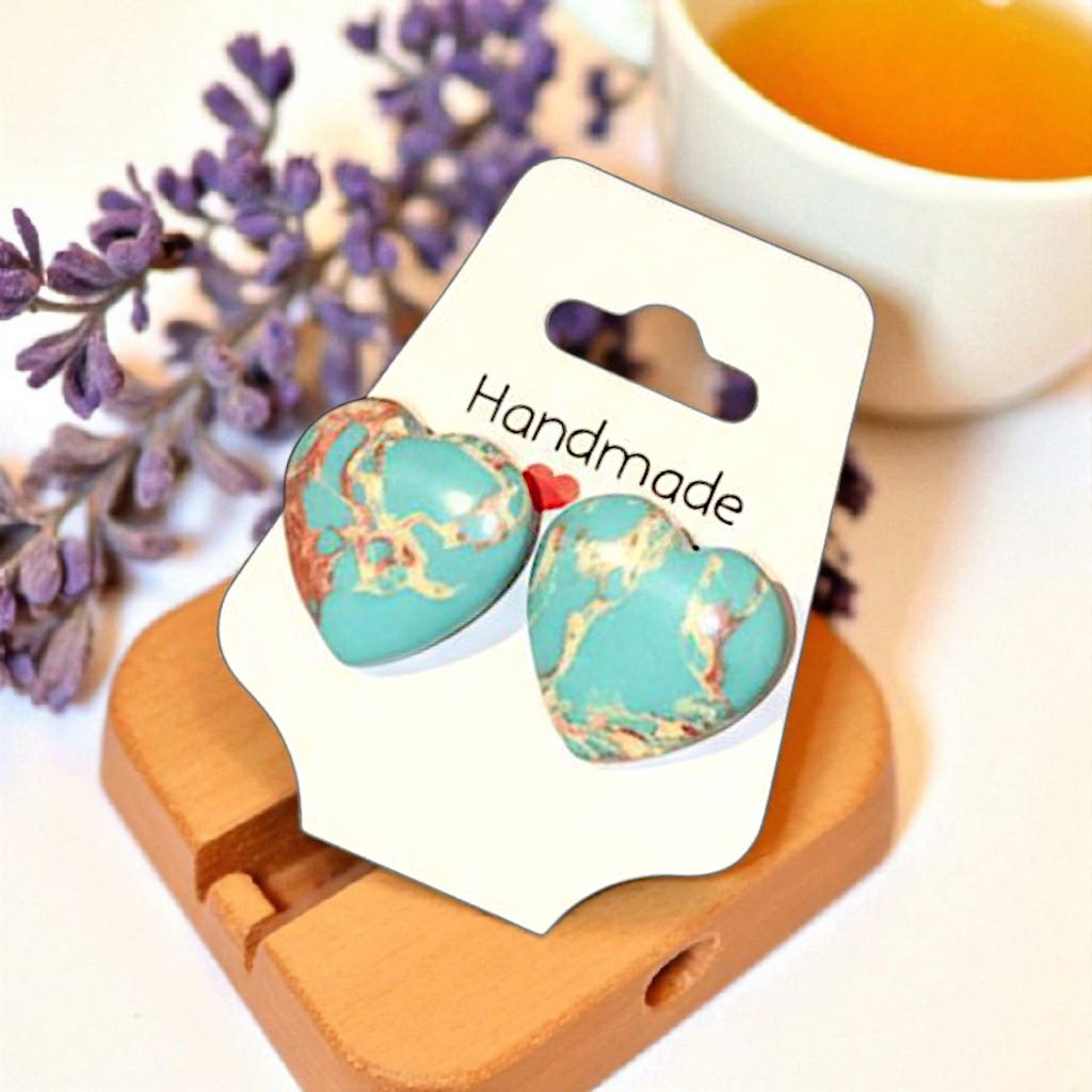 Handgemachte Herz-Ohrringe in Meeresblau & Türkis – Sommerlicher Boho-Schmuck mit Sand-Design